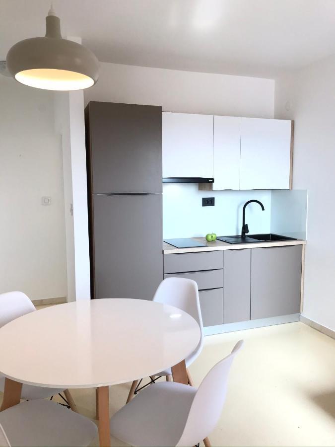 Apartments Renata Pinezici  Bagian luar foto