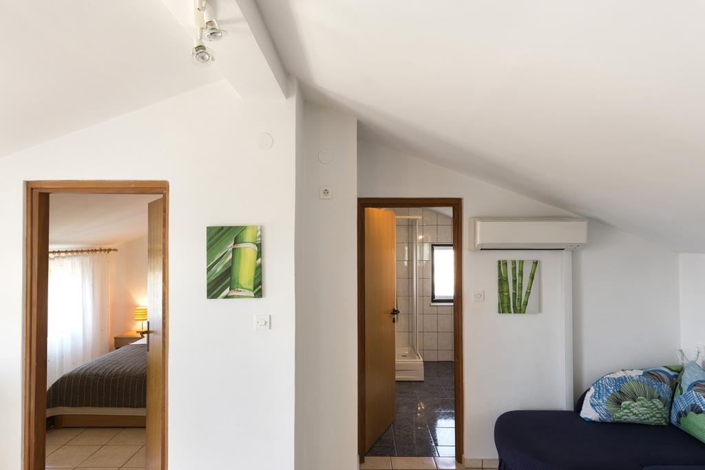 Apartments Renata Pinezici  Bagian luar foto